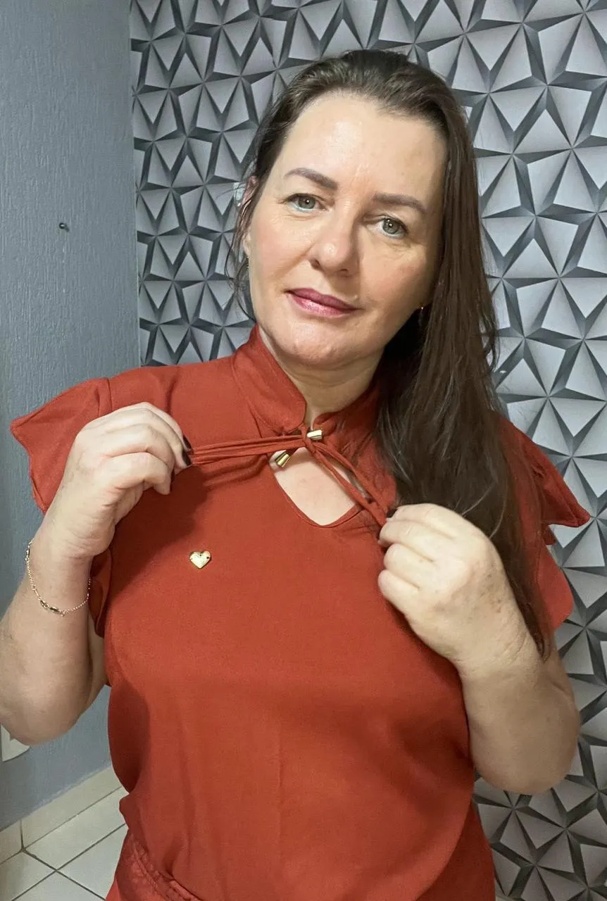 Scrub Jade — Blusa com babados, gola padre com amarração e ponteiras douradas. Calça cargo.