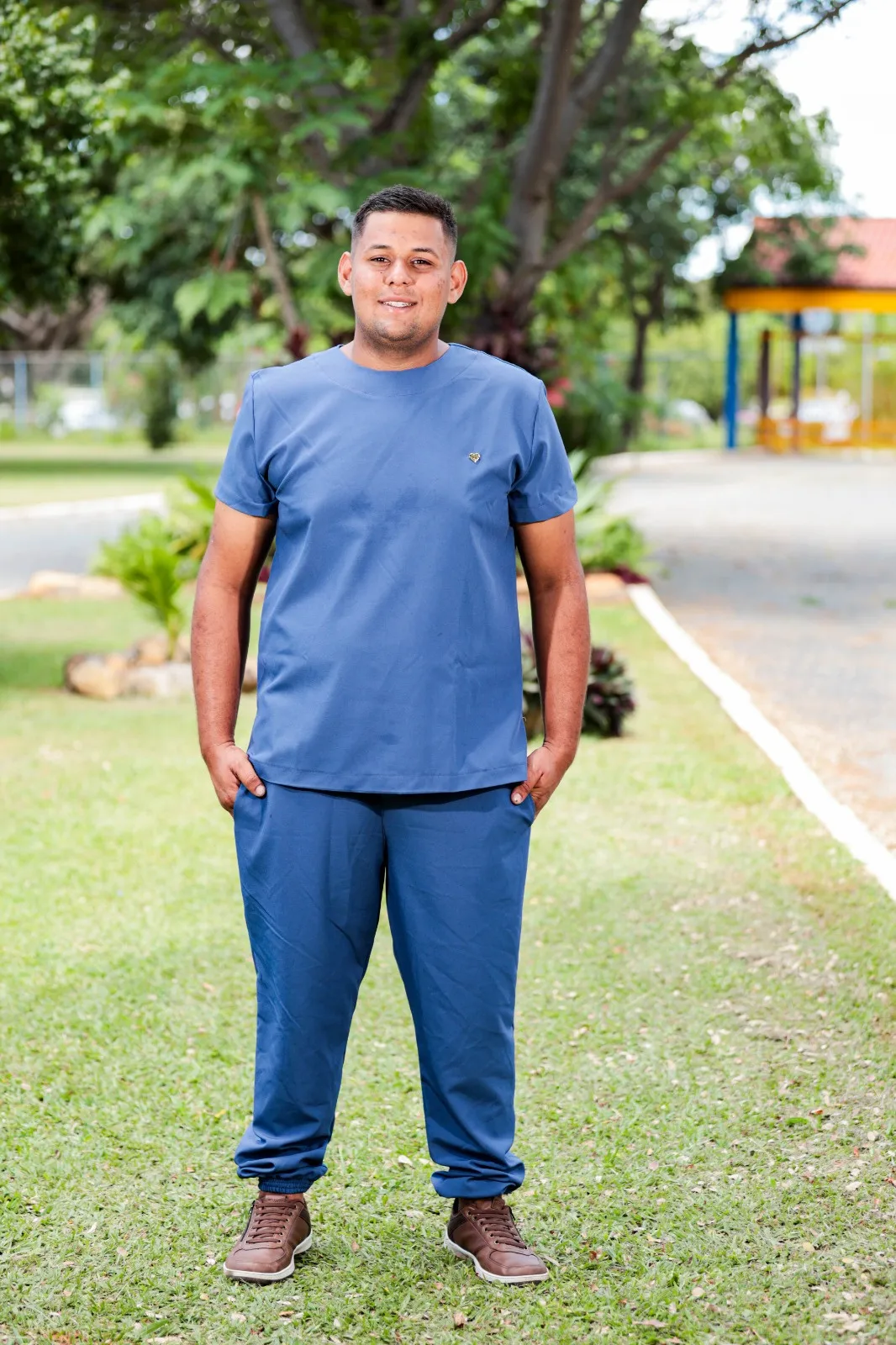 Scrub Ouro Masculino — Camisa gola redonda com bolsos opcionais. Calça jogger.