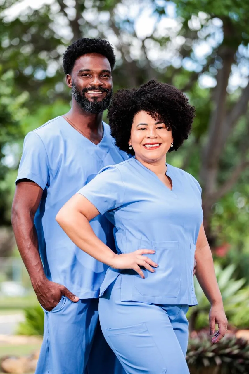 Scrub Prata — Blusa gola Y com 2 bolsos frontais. Calça reta ou jogger.