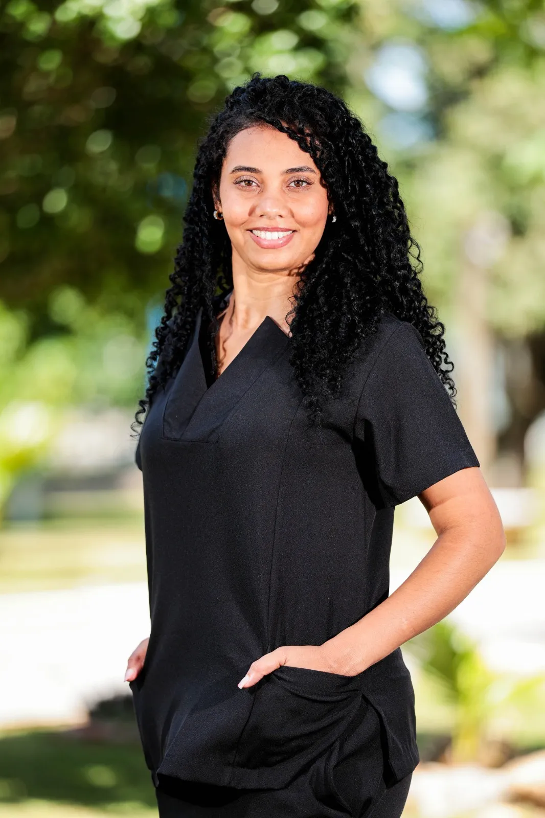 Scrub Rubi — Blusa com 2 bolsos e detalhe na gola. Calça com pala e elástico atrás.