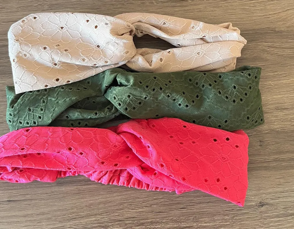 Turbante de laise — Turbante em malha de laise com nó frontal.