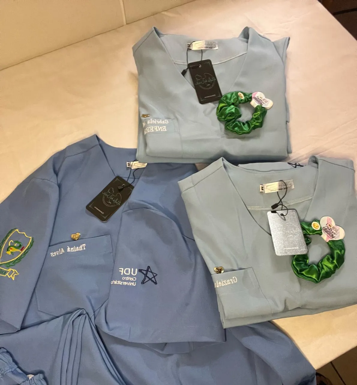 Scrubs com logotipo bordado prontos para entrega