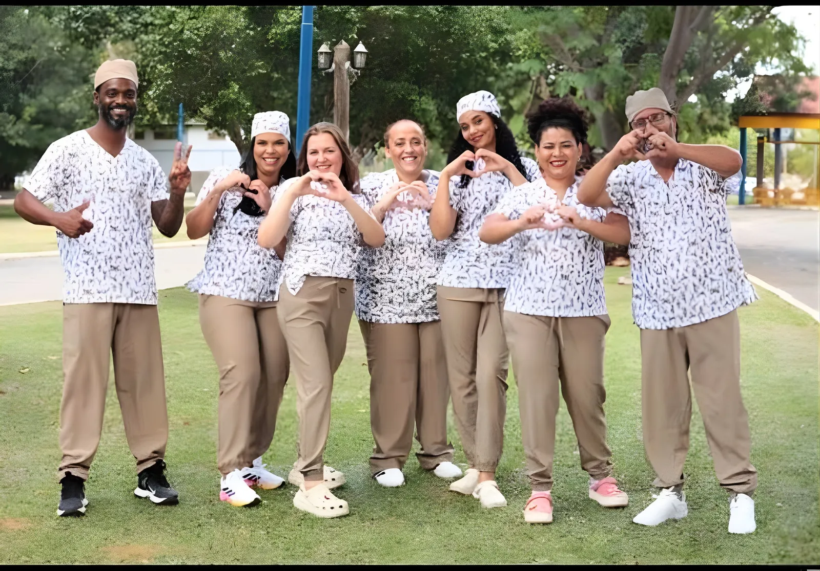 Turma com scrubs estampados
