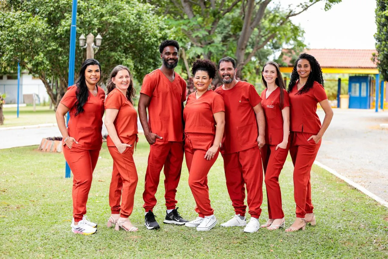 Equipe com scrubs vermelhos